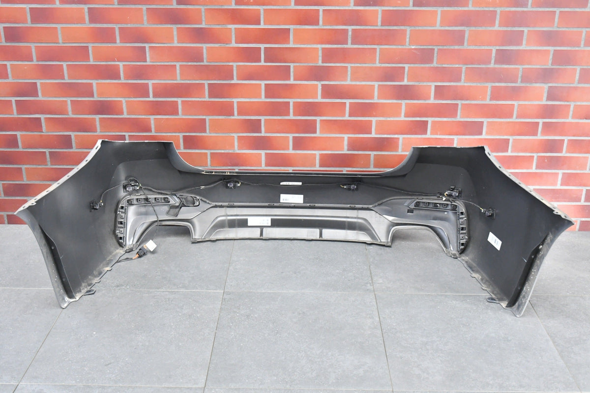 BMW 5-serie G30 sedan LCI – M-Sport bagkofanger, C3E, 6 PDC – Bagside med seks PDC-sensorer og ledningsnet