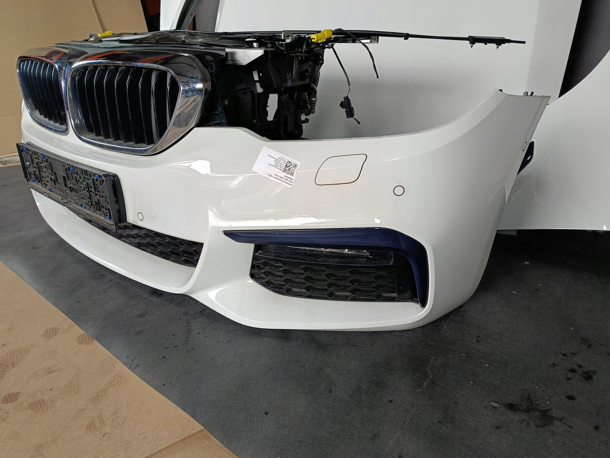 BMW 5-serie G30/G31 – M-Sport forkofanger, A300, 6 PDC og grill – Modsat side med tågelygte og grilldetaljer
