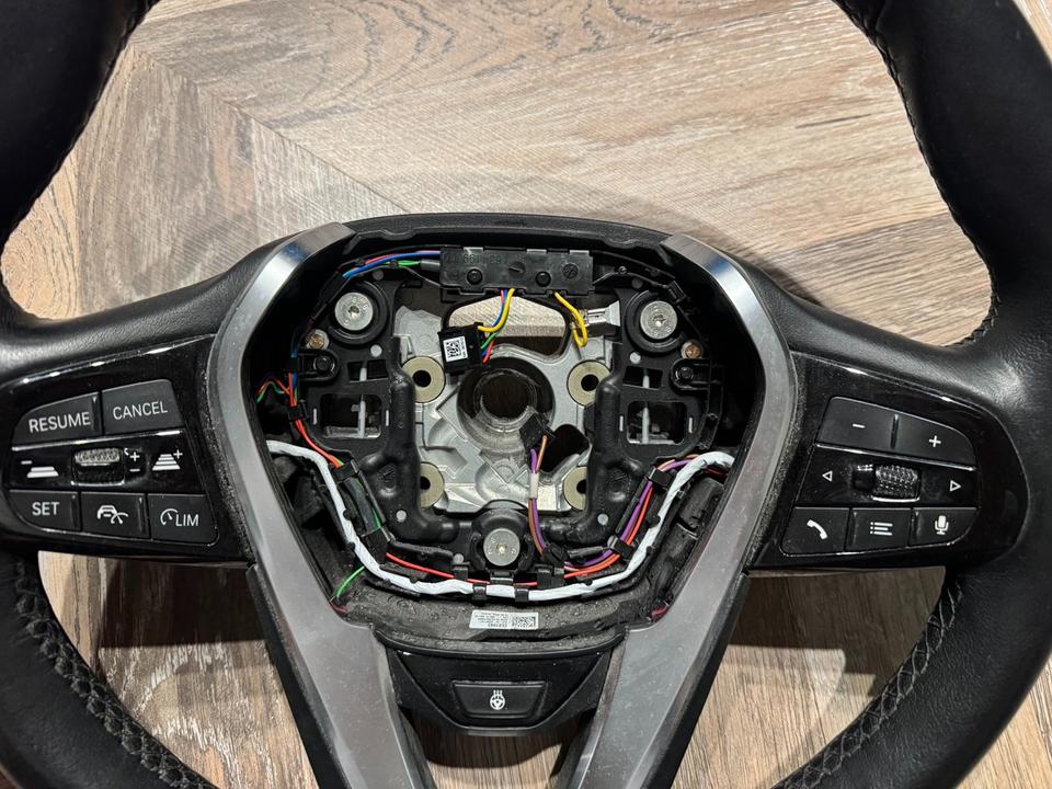 BMW G30/G31 – sportsrat med varme, ACC-knapper og airbag, brugt – originalfoto 6