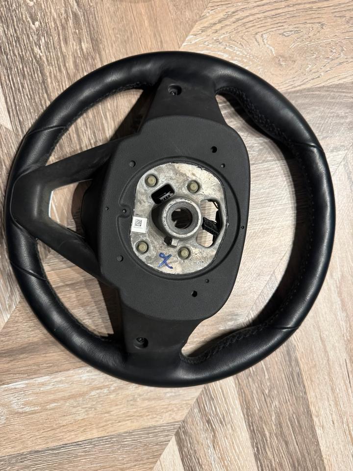 BMW G30/G31 – sportsrat med varme, ACC-knapper og airbag, brugt – originalfoto 7