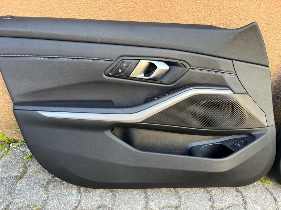 BMW G21 Touring 2022 – sort kombinationsindtræk med sportsforsæder, bagsæde og fire dørbeklædninger – foto 6