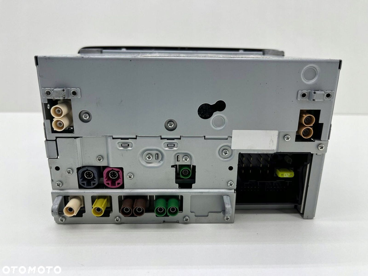 Mercedes radioenhed A2469006908, bagside med tilslutninger