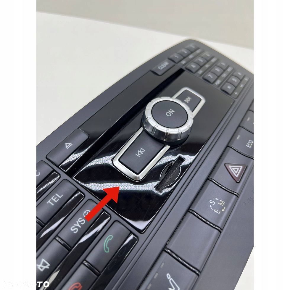 Mercedes radio A2469006908, nærbillede af ridser ved kortåbningen