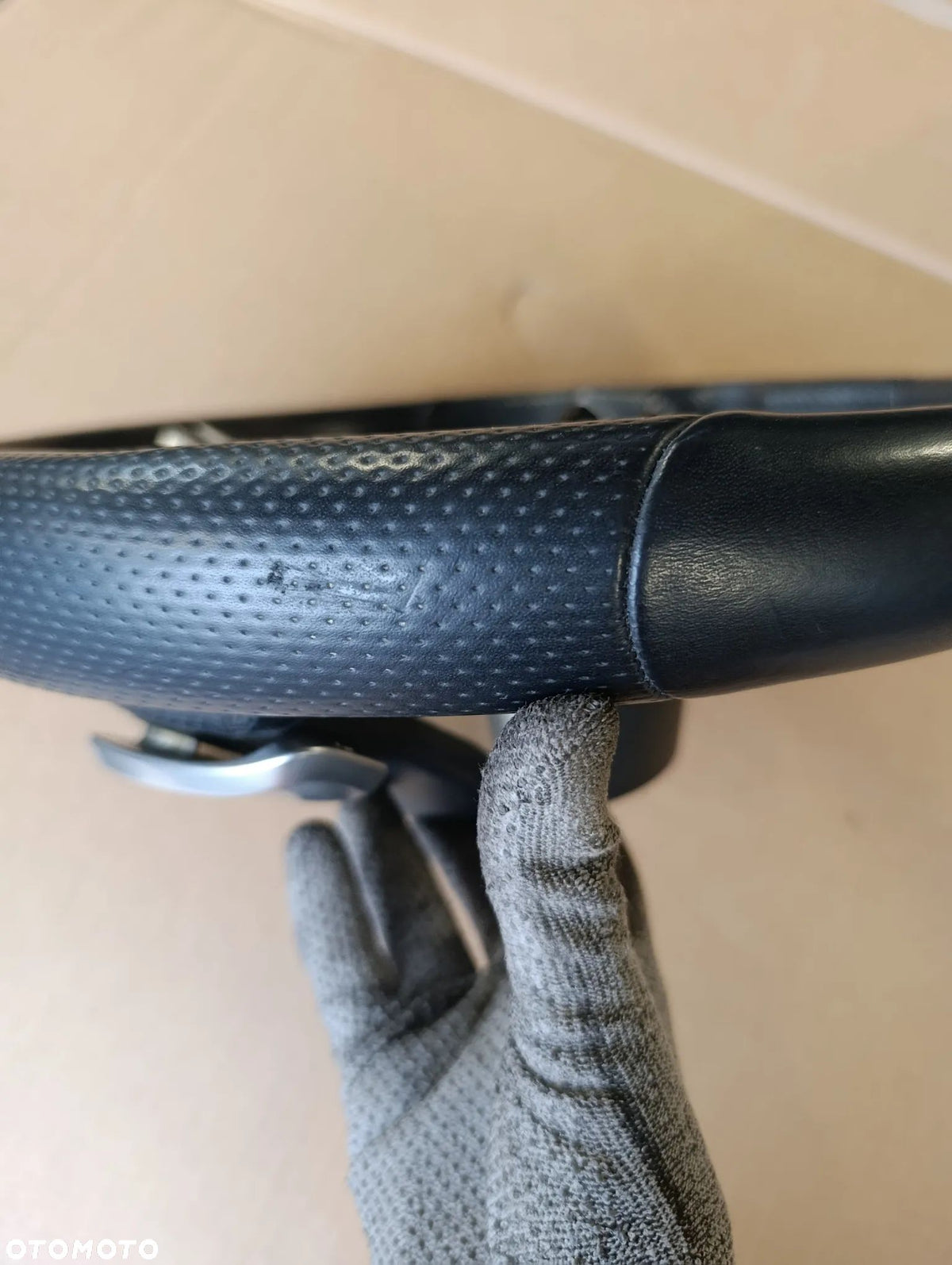Mercedes W213 rat A0004602320, synlige slidmærker på perforeret greb
