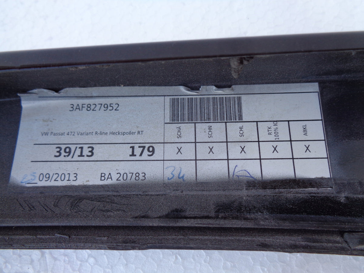 Originalmærkat med 3AF827952 og Passat 472 Variant R-line Heckspoiler