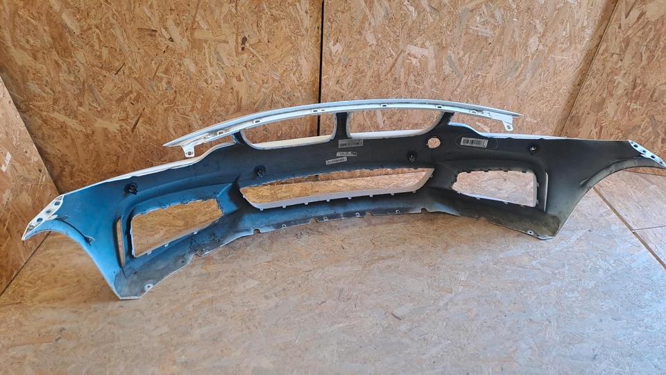BMW F32 / F33 / F36 – hvid M-frontkofangerskal med ekstra borehuller