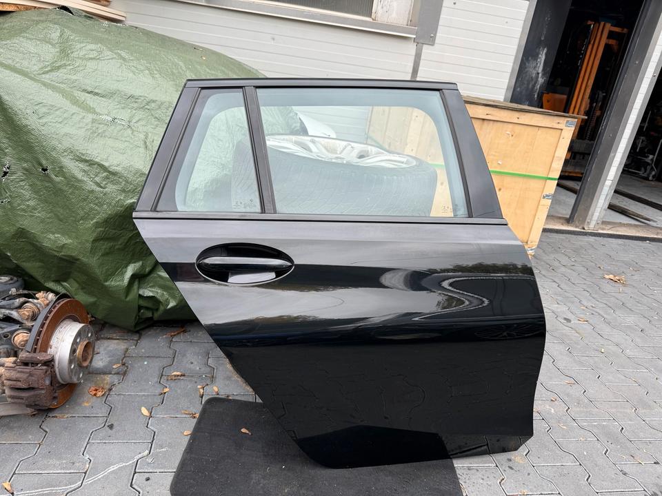 BMW G21 Touring – højre bagdør 475 med rude, uden håndtag og beklædning