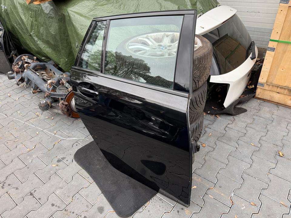 BMW G21 Touring – højre bagdør 475 med rude, uden håndtag og beklædning. Detaljefoto med brugsspor