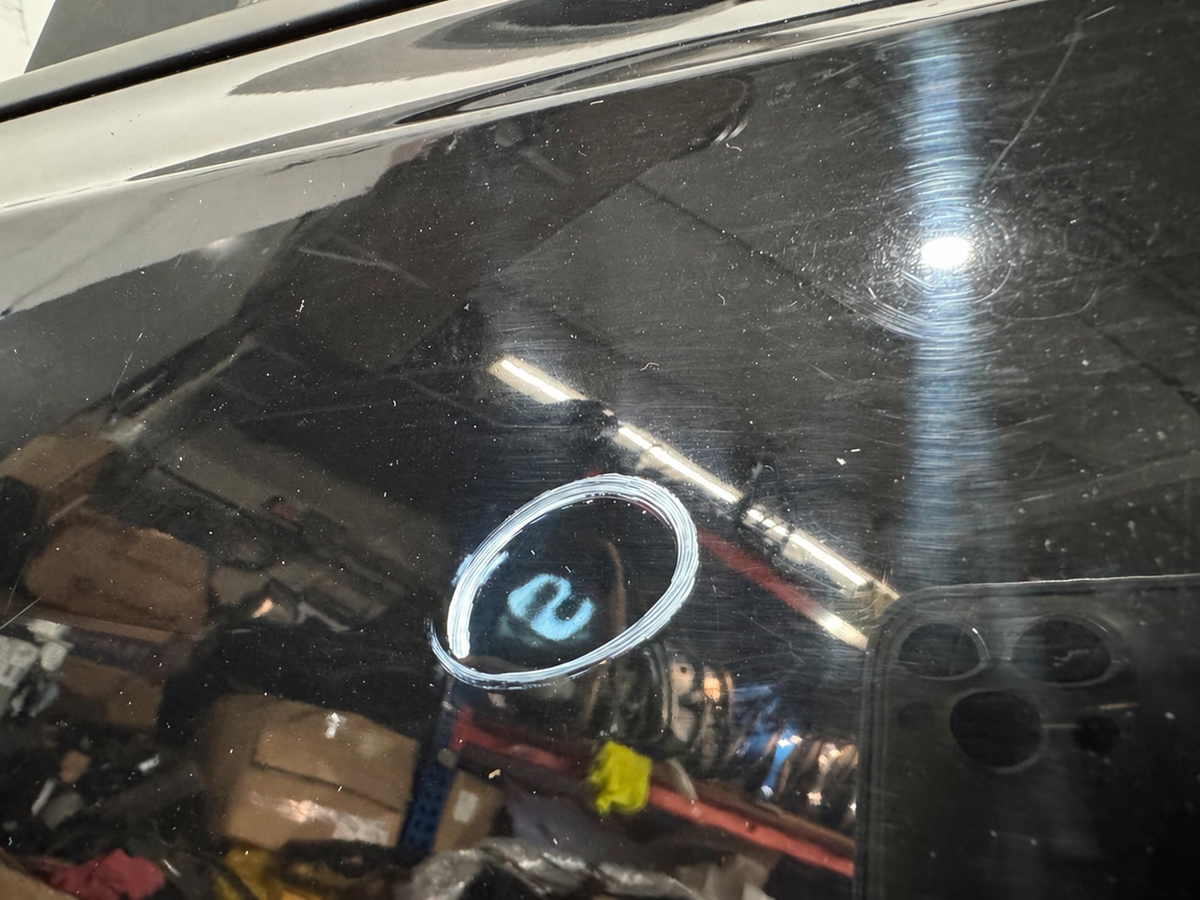 BMW G20 sedan – venstre bagdør med rude og beklædning, ridset lak. Detaljefoto med brugsspor