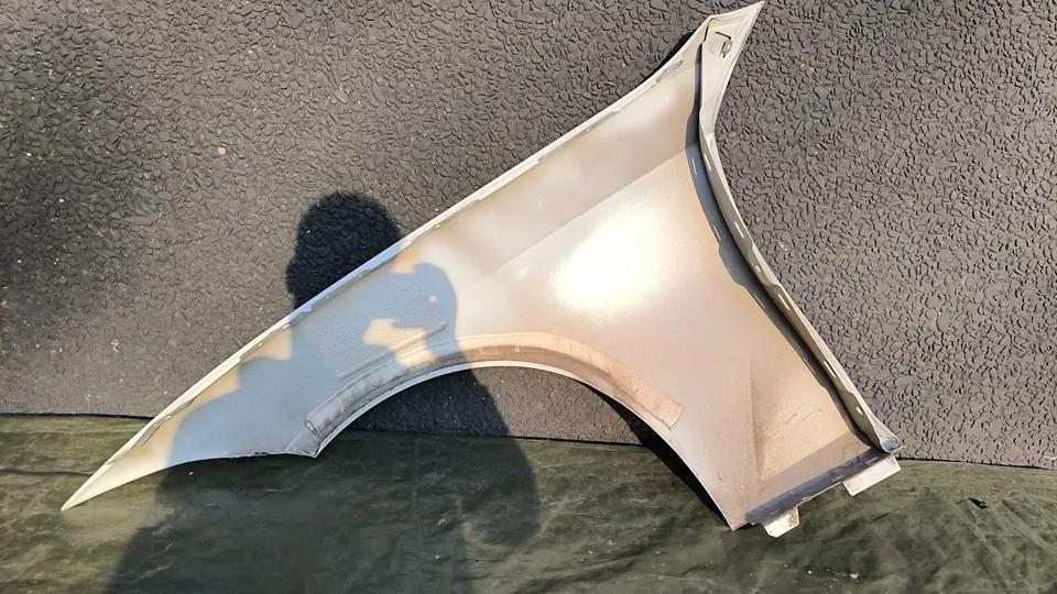 BMW G20/G21 – hvid højre forskærm med lakafslag ved kanten – foto 4