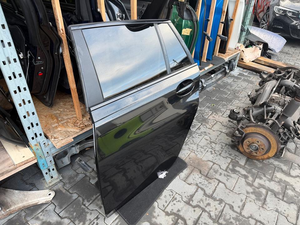 BMW G21 Touring – venstre bagdør 668 med rude og rudehejs, uden beklædning. Detaljefoto med brugsspor