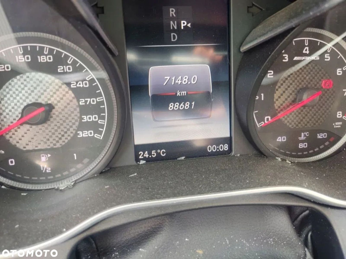 Leverandørfoto med tændt display og visning 88681 km – ikke kilometergaranti