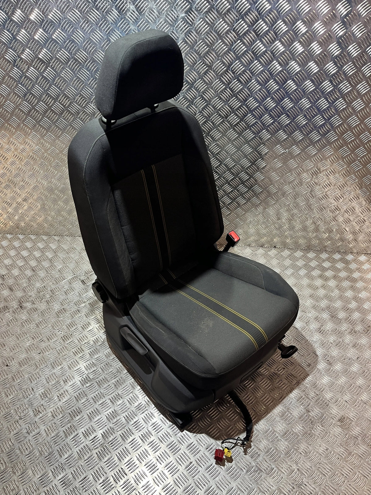 Originalfoto af den konkrete brugte del – VW T-Roc højre forsæde uden airbag – brugt