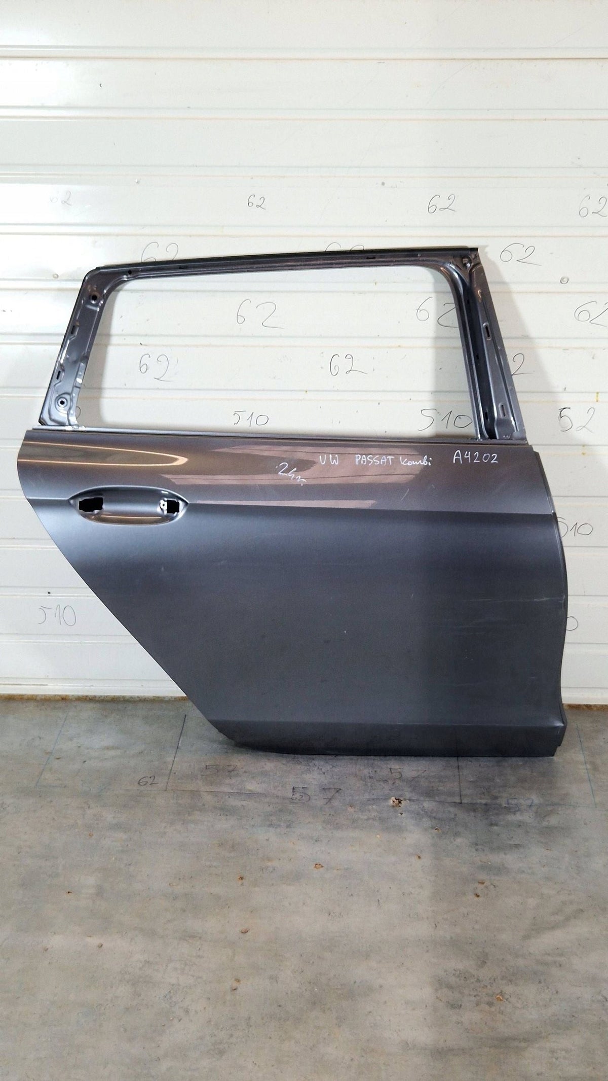 Originalfoto af den konkrete brugte del – VW Passat B9 højre bagdør 3J0833312A – brugt