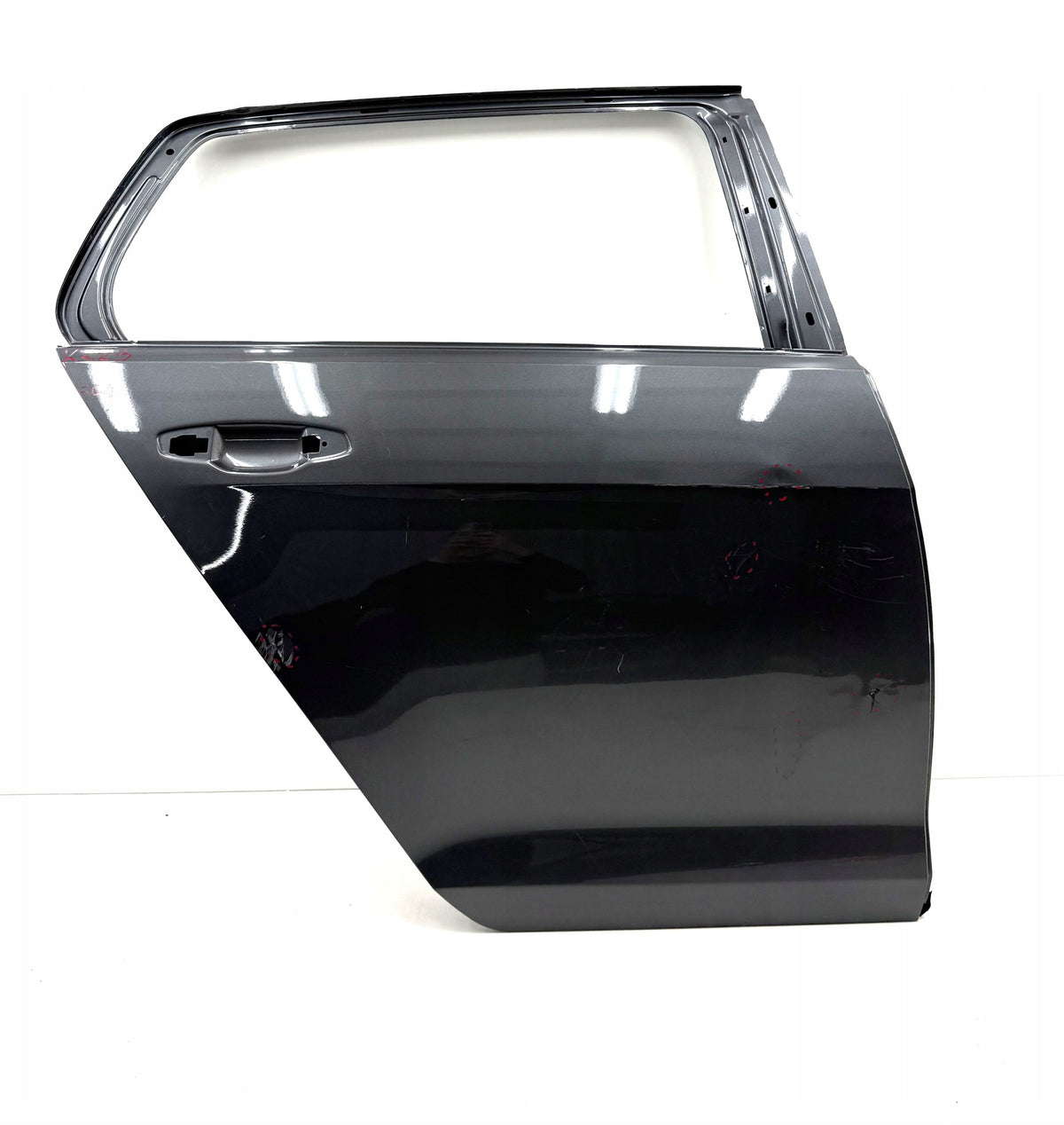 Originalfoto af den konkrete brugte del – VW Golf 7 hatchback højre bagdør 5G4833312L – brugt