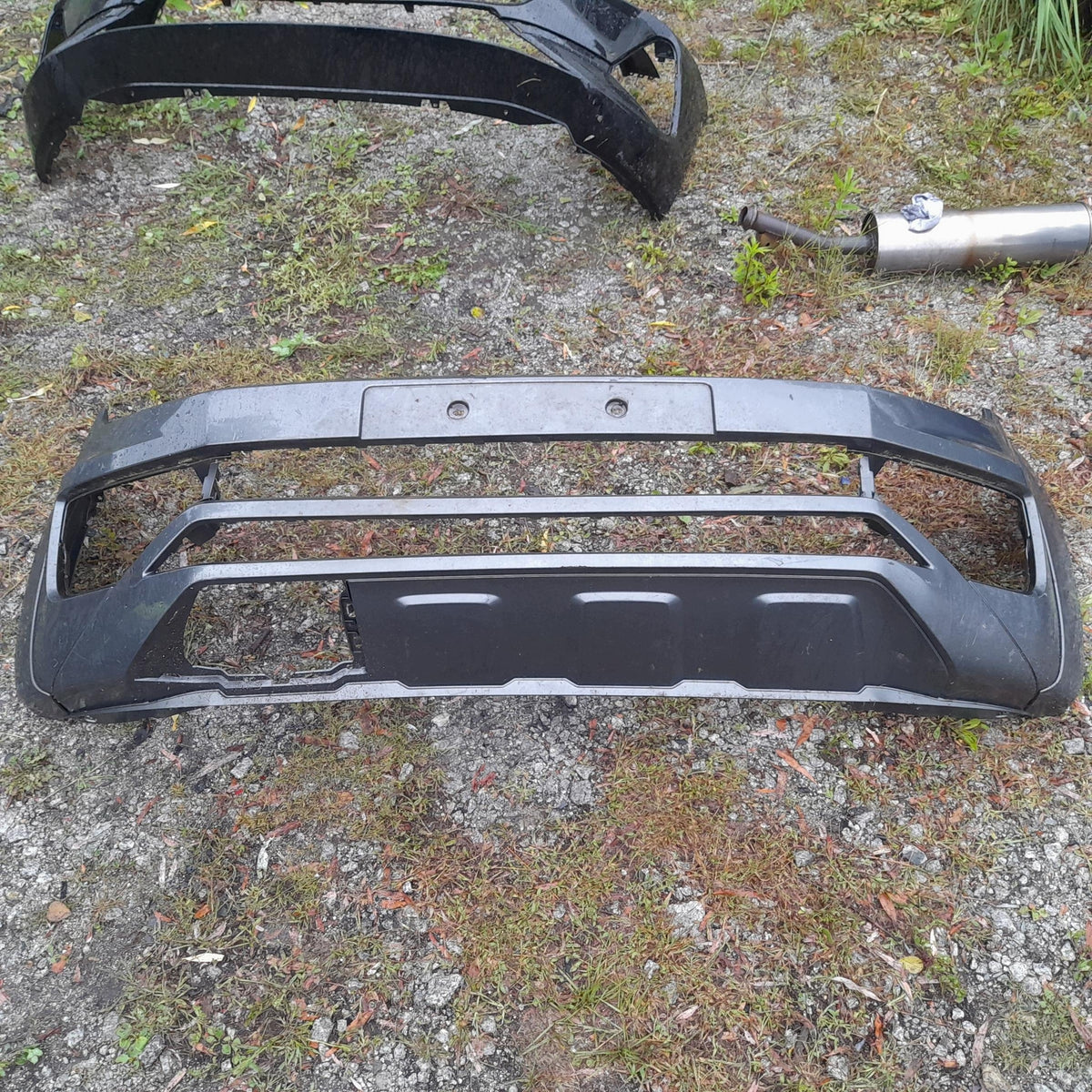 Originalfoto af den konkrete brugte del – VW Amarok 2H facelift forkofanger 2H6807221A – brugt
