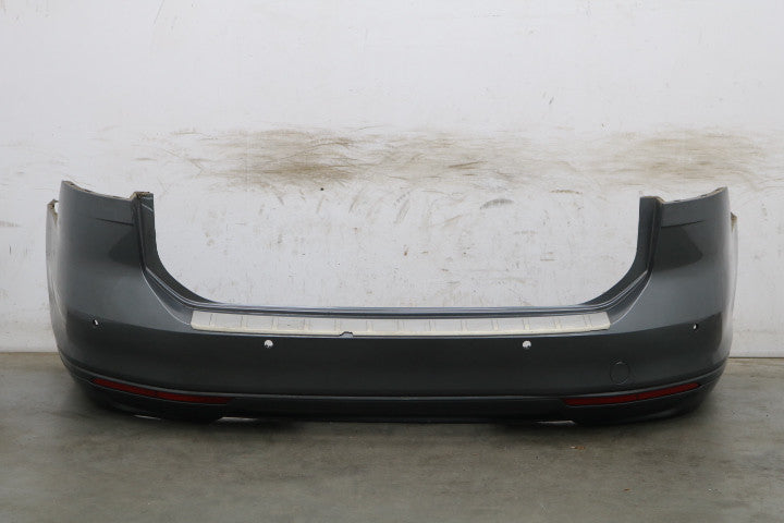 Originalfoto af den konkrete brugte del – VW Passat B8 Variant bagkofanger med PDC-huller, LR7H – brugt