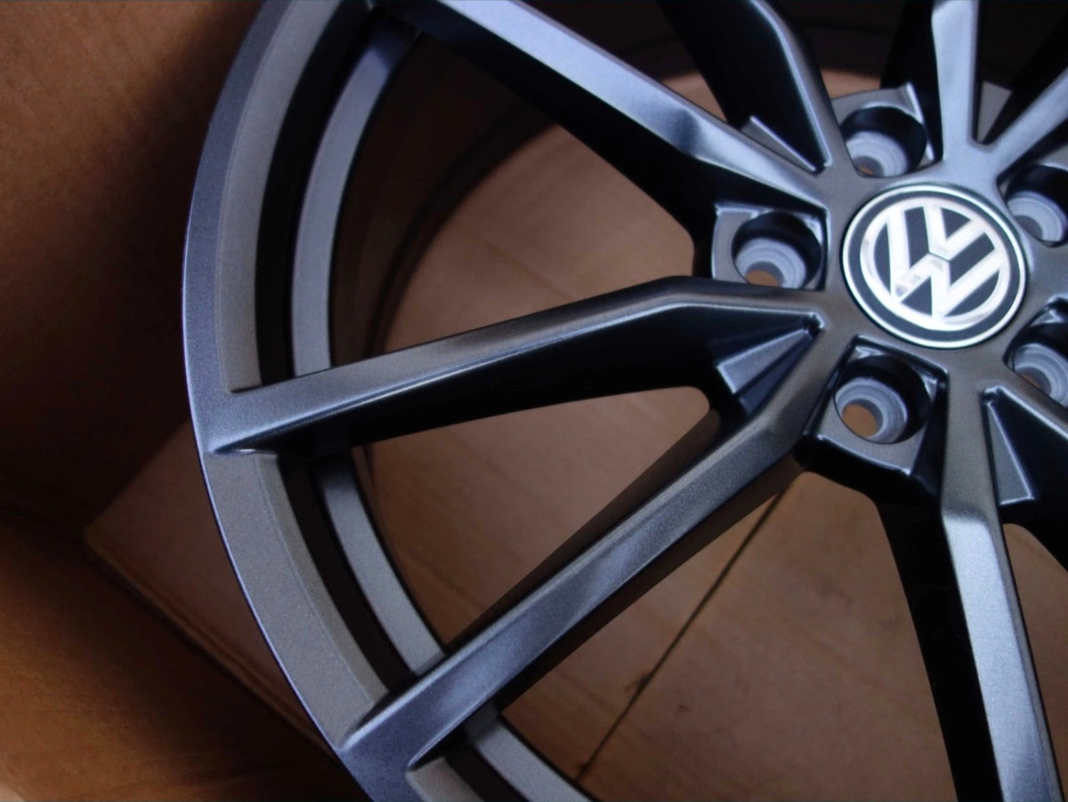 VW Pretoria 19" til Passat B8 – nærbillede af eger og VW-centerkapsel